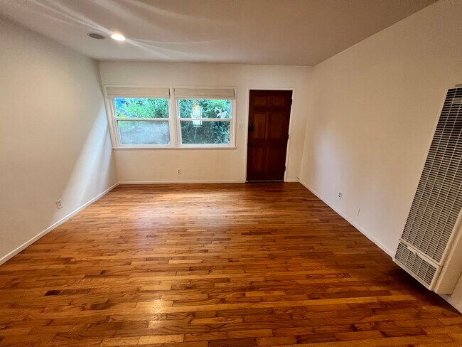 Building Photo - 647 Santa Clara Ave