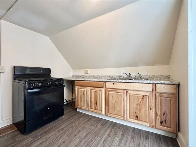 Building Photo - 105 Spruce St