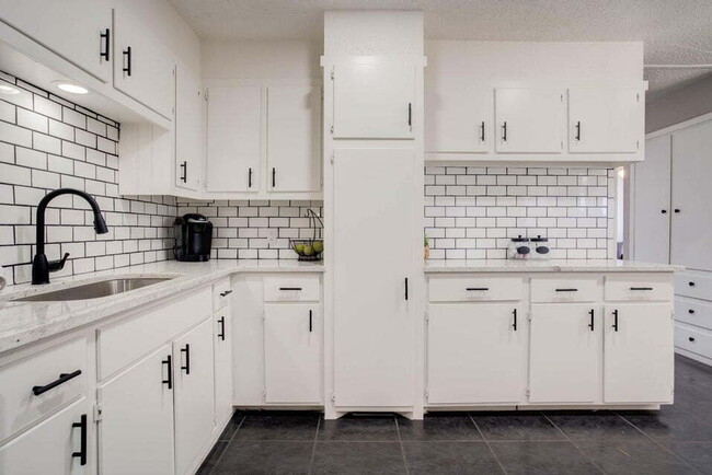 Building Photo - Beautifully Updated Home with Modern Ameni...