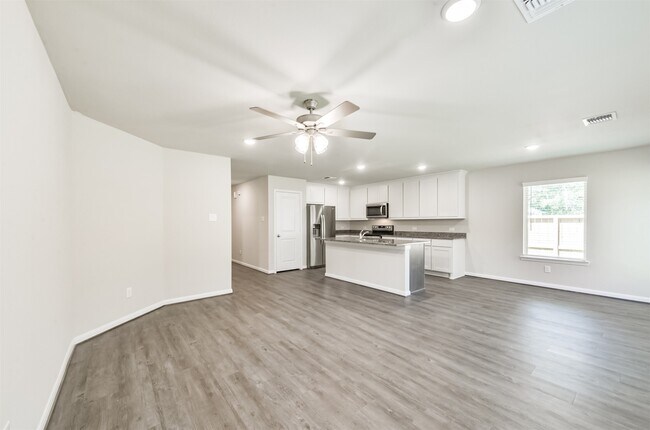 Building Photo - 2 N Circlewood Glen