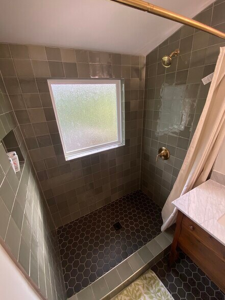 Building Photo - 802 E 26th St