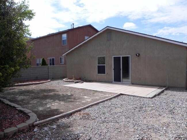 Building Photo - Prominent 3 Bedroom, 2 Bath Single Story Home In Rio Rancho!