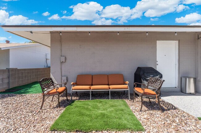 Building Photo - 11031 W Cumberland Dr