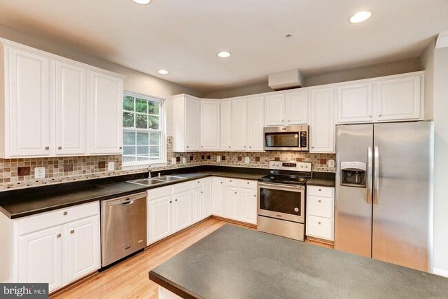 Building Photo - 7041 Water Oak Rd