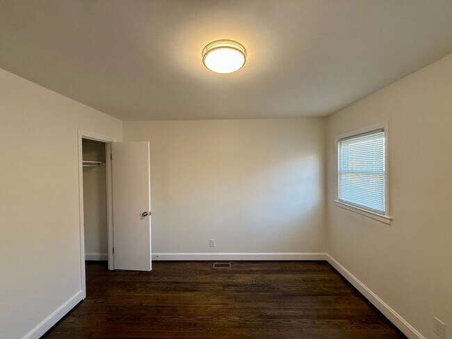 Building Photo - Three bedroom, 1.5 bath house in Burlington