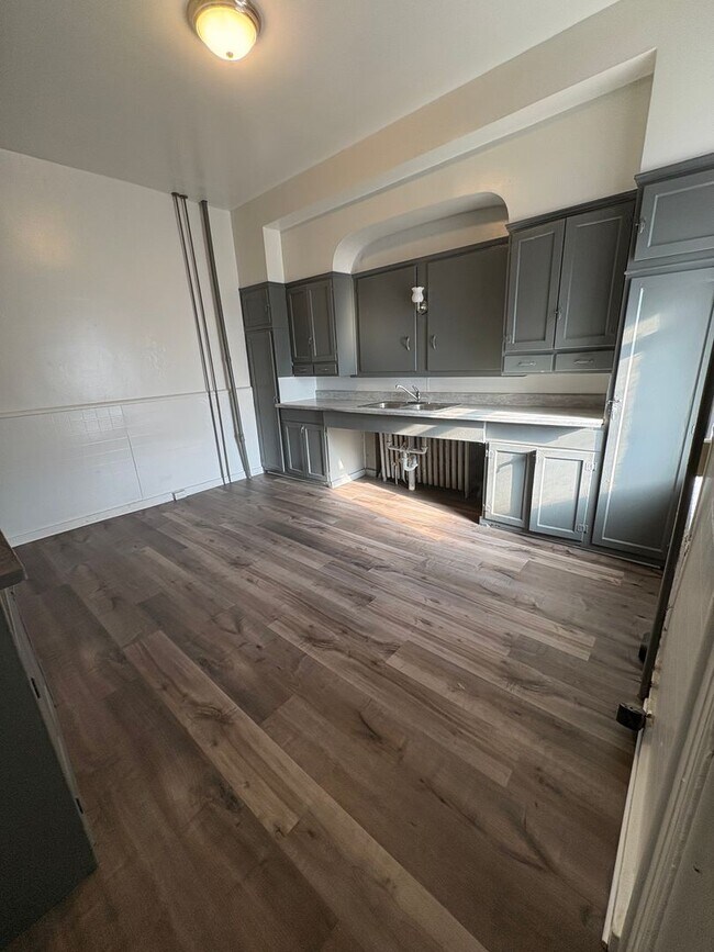 Building Photo - Available Now! 1 bedroom apartment.