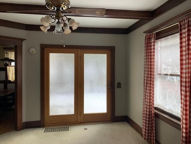 Building Photo - Gorgeous 4 bedroom 2 bath house with one s...
