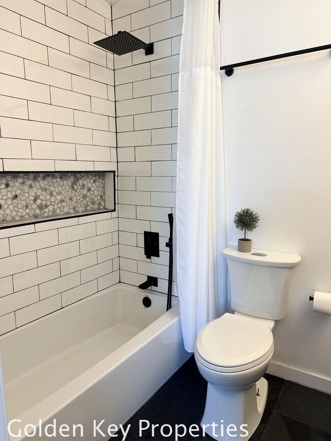 Building Photo - Remodeled townhome located in the Cape at ...