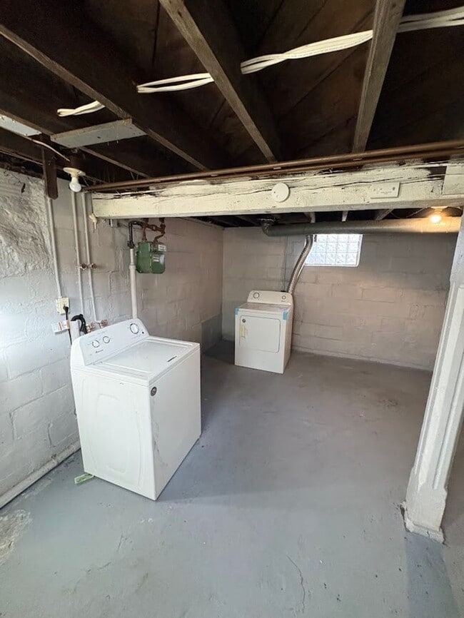 Building Photo - Two bedroom one bathroom home for rent