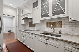 Building Photo - Old Town Alexandria Home | April Incentives Available