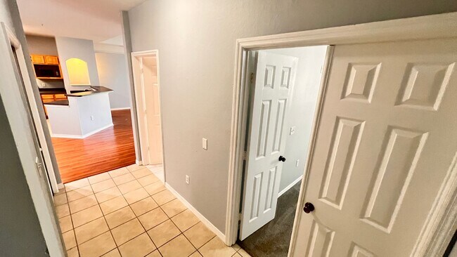 Building Photo - Two Bedroom in Metrowest AVAILABLE NOW!