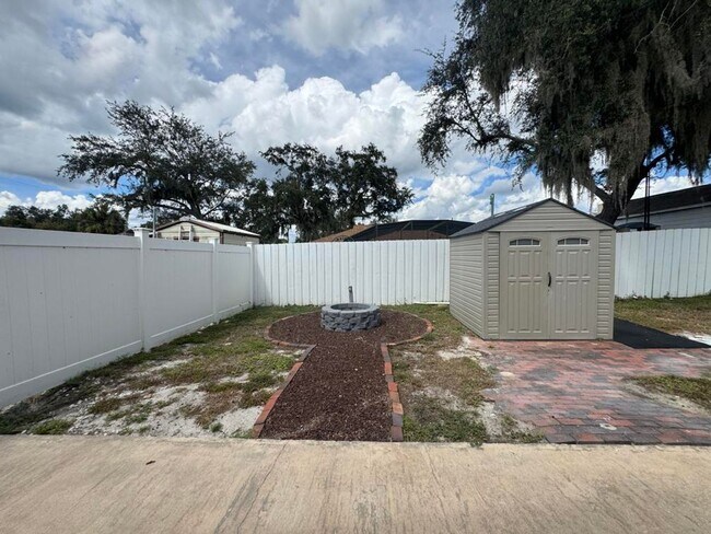 Building Photo - 3/2 Pool Home in Deltona Lakes