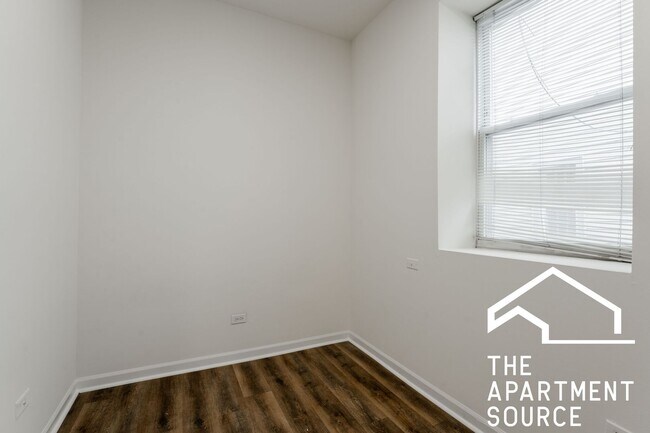 Building Photo - Huge 3 bedroom Unit in Logan Square