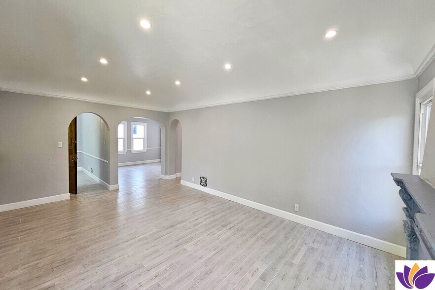 Building Photo - 1152 S Hayworth Ave