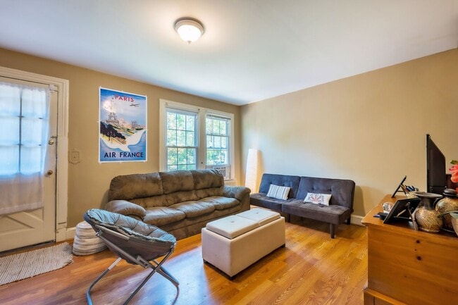 Building Photo - NW Rowhouse Near Georgetown University & Hospital Available Early August