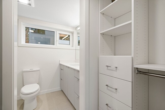 Building Photo - Eastlake Loft Condominium