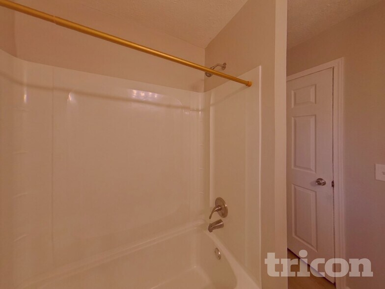 Building Photo - 4110 Jeffrey Dr SW