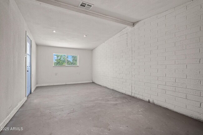 Building Photo - 1120 E Mission Ln
