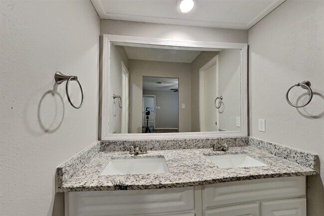 Building Photo - 31 S White Pebble Ct