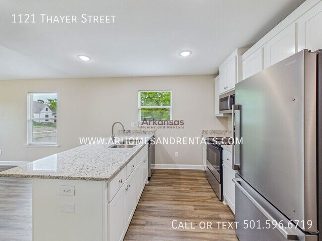 Building Photo - 1121 Thayer St