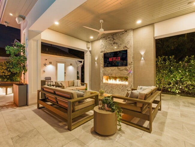 Building Photo - 2210 NE 3rd Ave