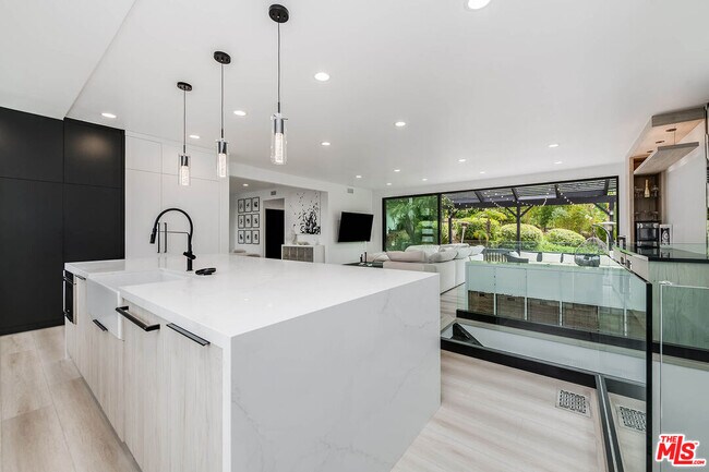 Building Photo - 4961 Marmol Dr