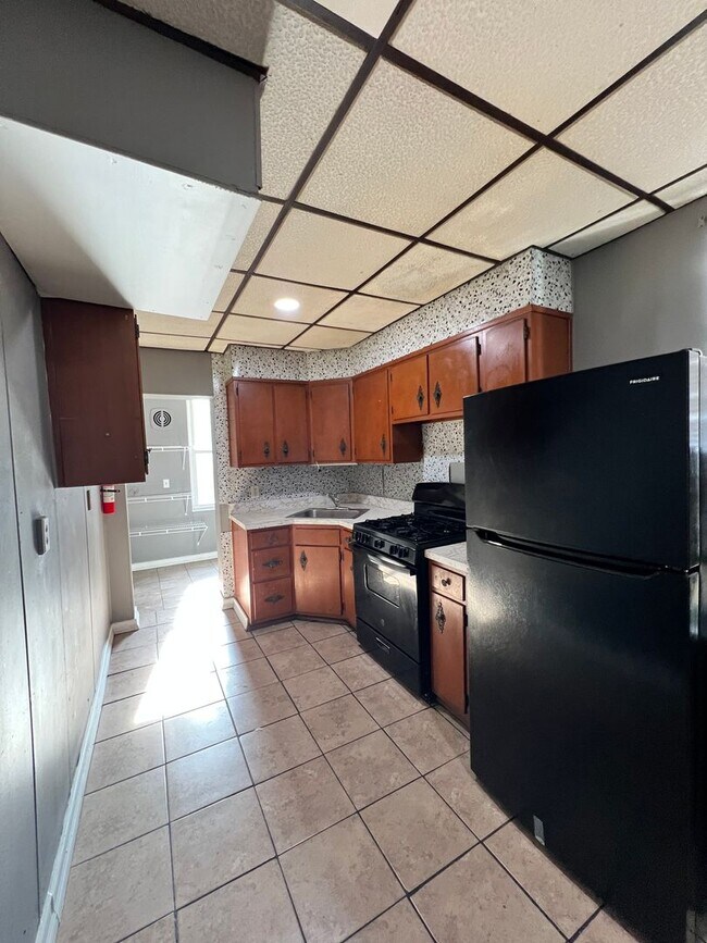 Building Photo - 3 Bedroom 1 Bath Home Available For Rent