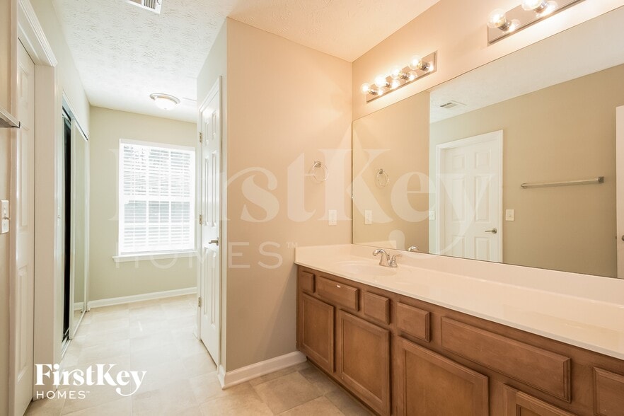 Building Photo - 3545 Bridgeshaw Dr
