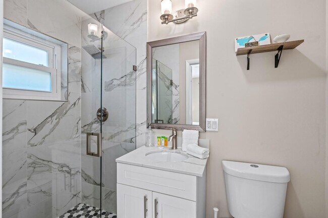 Building Photo - 214 Seacrest Ln