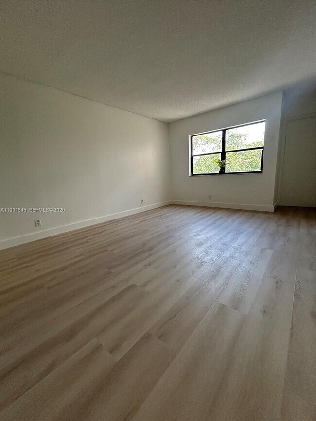 Building Photo - 240 Lakeview Dr