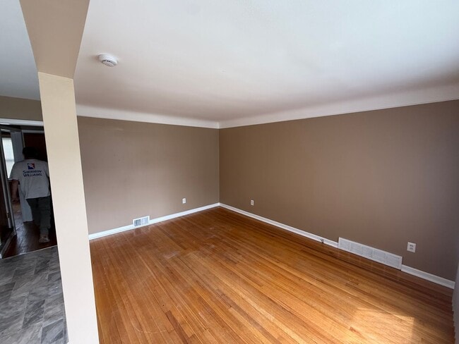 Building Photo - 3 Bedroom, 1 Bath Bungalow Style Home Move-In Ready!