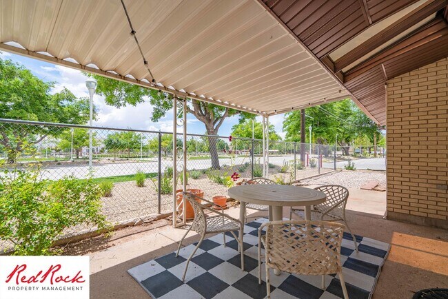 Building Photo - 3 Bedroom End Unit Home in Downtown St. Ge...