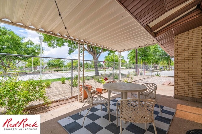 Building Photo - 3 Bedroom End Unit Townhome in Downtown St. George