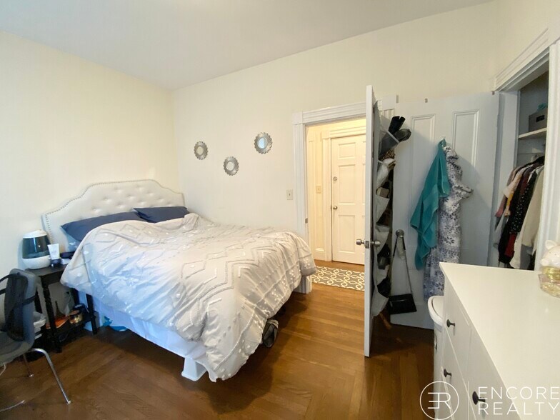 Building Photo - 106 Buttonwood St