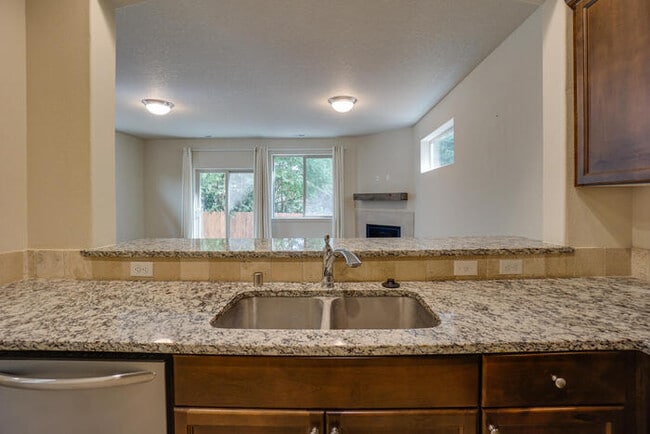 Building Photo - THREE BEDROOM HOUSE