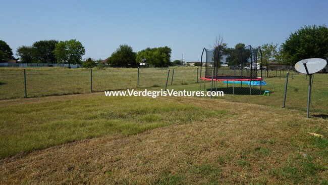 Building Photo - 9520 Prairieview Dr
