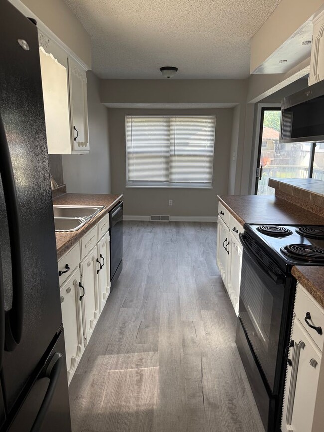 Building Photo - Spacious 3 Bedroom Home with Finished Base...