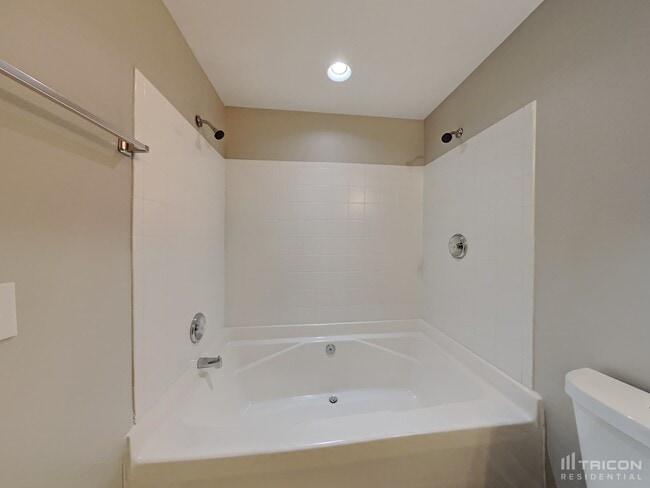 Building Photo - 2300 Saluda Dr