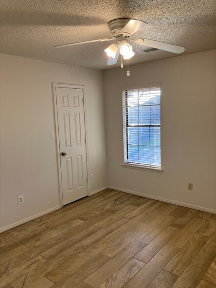 Building Photo - 5620 S 98th St