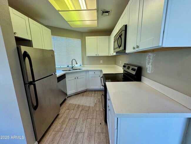 Building Photo - 930 N Mesa Dr