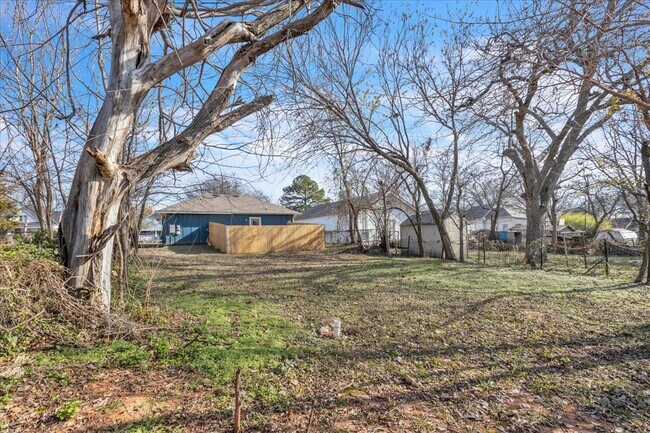 Building Photo - 414 N Tucker Ave