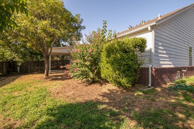 Building Photo - Charming 3 bedroom home with cozy fireplac...