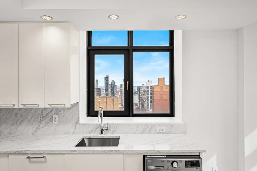 Building Photo - 49 E 34th St