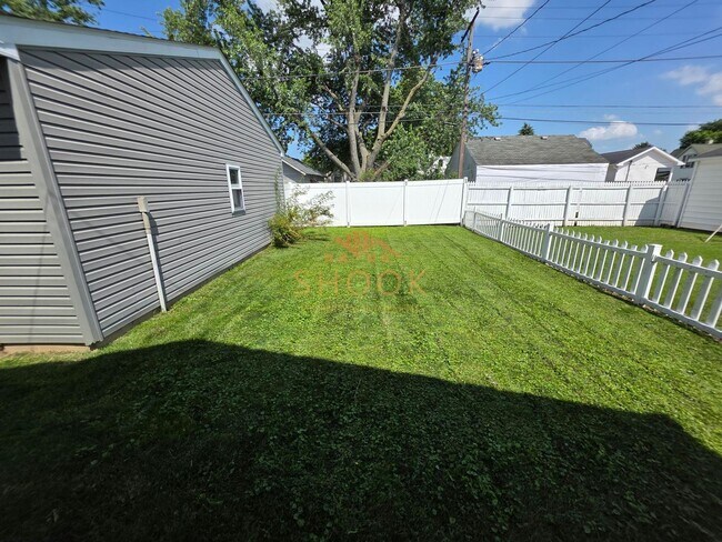 Building Photo - LOOK AT THIS 3 BR GEM WITH A BASEMENT UNDE...