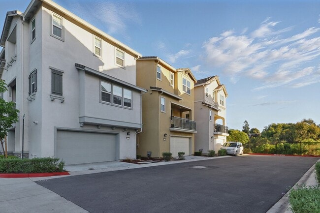Building Photo - Modern, Bay View, 2 year old, 3 Bedroom, 3...