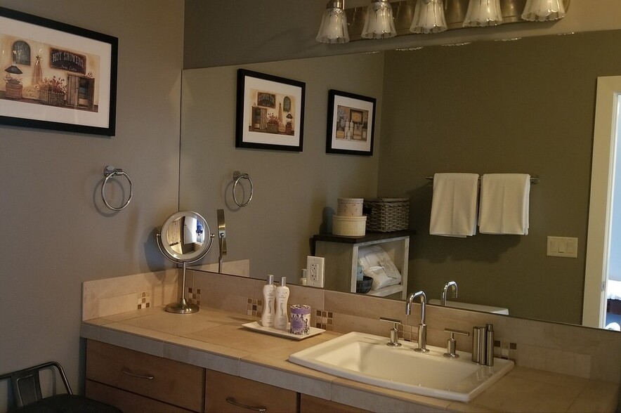 Bathroom. Make-up Mirror & Seat - 3066 S Bown Way