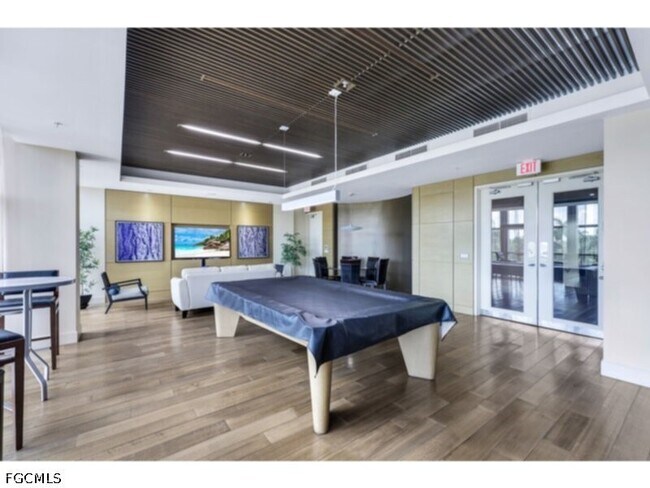 Building Photo - 3000 Oasis Grand Blvd