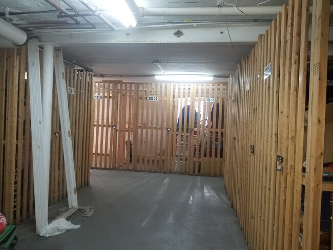 Building Photo - 2132 W Berteau Ave