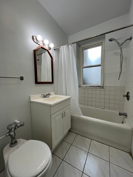 Building Photo - 3727 N Pine Grove Ave