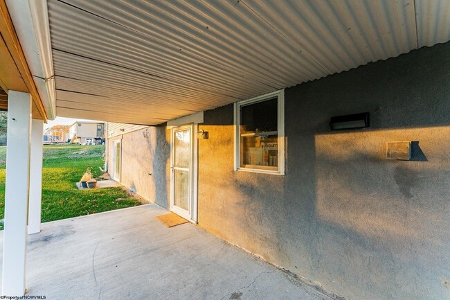 Building Photo - 670 Killarney Dr